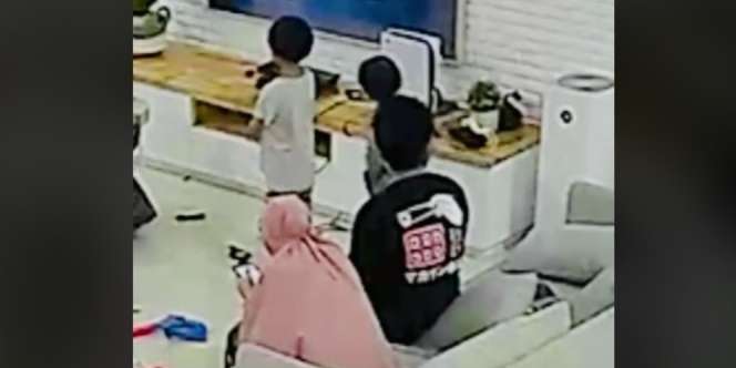 PS5 Nyaris Jatoh Kesenggol Anak, Aksi Penyelamatan Si Pria Jadi Sorotan