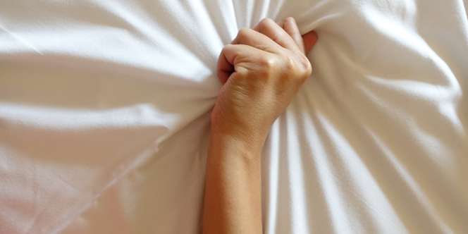 Bahaya Membayangkan Wanita atau Pria Lain Saat Bercinta dengan Pasangan
