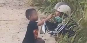 Viral Video Anak Suapi Ayah, Ekspresi Keduanya Bikin Terharu