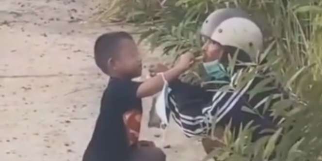 Viral Video Anak Suapi Ayah, Ekspresi Keduanya Bikin Terharu