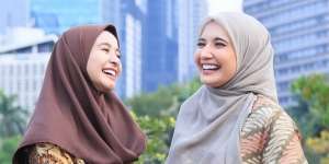 Laudya Cynthia Bella Gendong Ukkasya, Caption Foto Zaskia Sungkar Bikin Gemas