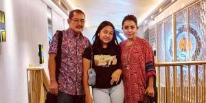 Kegirangan Petik Semangka, Penampilan Mayangsari Jadi Sorotan