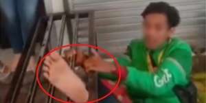 Viral Kaki Sopir Ojol  Nyangkut di Sela Kursi Besi, Mau Ngakak tapi Nggak Tega