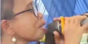 Semangat Nyanyi, Wanita Ini Malah Bikin Deg-degan