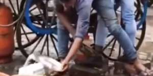 Bikin Jijik, Penjual Makanan Cuci Piring di Air Got Penuh Sampah