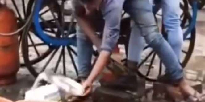 Bikin Jijik, Penjual Makanan Cuci Piring di Air Got Penuh Sampah