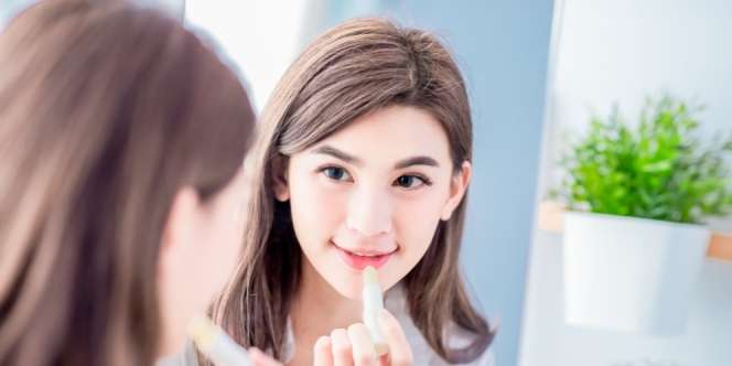Tips Menjaga Kelembapan Bibir Agar Lebih Mudah Memakai Lipstik