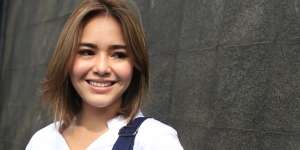 Terlihat Biasa Saja, Harga Sandal Karet Amanda Manopo Bikin Sewot