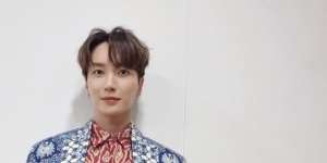Keren Banget! Dua Personel Super Junior Pakai Batik Rancangan Ridwan Kamil