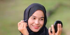 Winged Eyeliner Lebih Rapi, Cari Tahu Triknya