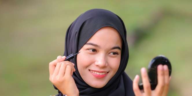 Winged Eyeliner Lebih Rapi, Cari Tahu Triknya