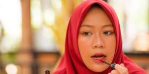 Tampil Lebih Muda dengan Merias Bibir Lebih Tebal