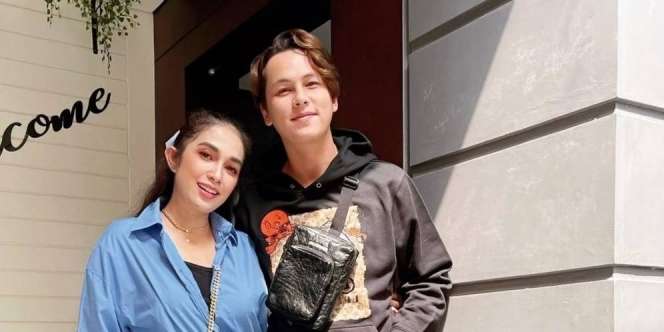 Unggah Foto Seksi Ussy, Andhika Diperingatkan Soal Aurat Istri