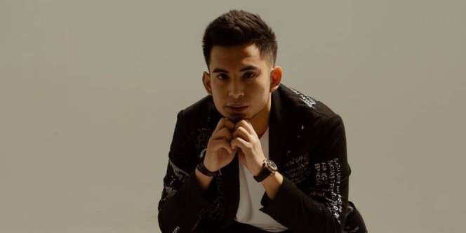 Bikin Heboh, Beredar Foto Niko Al Hakim Kecup Perempuan