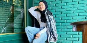 Sepatu Oranye di OOTD Ratna Galih Bikin Makin Kece