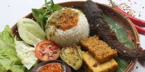 Viral Cewek Makan Pecel Lele di Pinggir Jalan, Ngaku Syok Saat Bayar