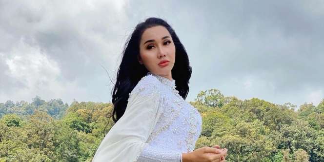 Foto Maternity, Warna Perut Lucinta Luna Bikin Netizen Heran