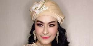 Pamer Potongan Rambut Baru Tanpa Makeup, Iis Dahlia Banjir Pujian Artis
