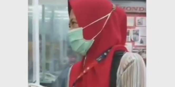 Video Viral Emak-Emak Beli Motor Pakai Uang Koin Hasil 5 Tahun Menabung