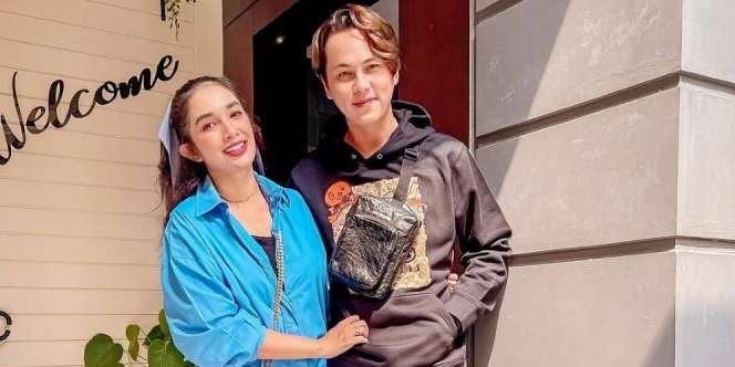 Unggah Foto Sensual Bareng Andhika Pratama, Aurat Ussy Sulistyawati Disorot