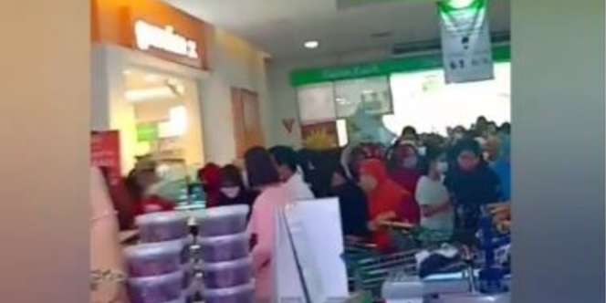 Video Viral! Jelang Tutup, Gerai Giant Diserbu Pembeli