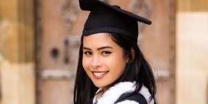 Deretan Seleb Cantik Lulus dengan Prediklat Cumlaude