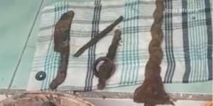 Gali Pondasi Rumah, Warga Jombang Temukan Harta Karun dan Keris Majapahit