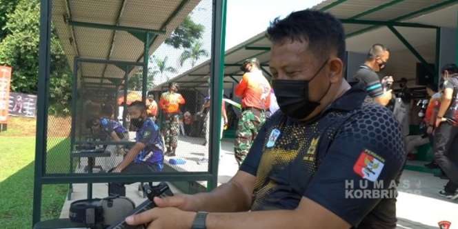 Tenang dan Santai, Begini Momen Jenderal Brimob Menembak Tanpa Membidik