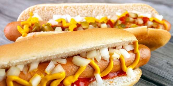 Wanita Ini Pecahkan Rekor Tercepat Makan Hot Dog Tak Pakai Tangan
