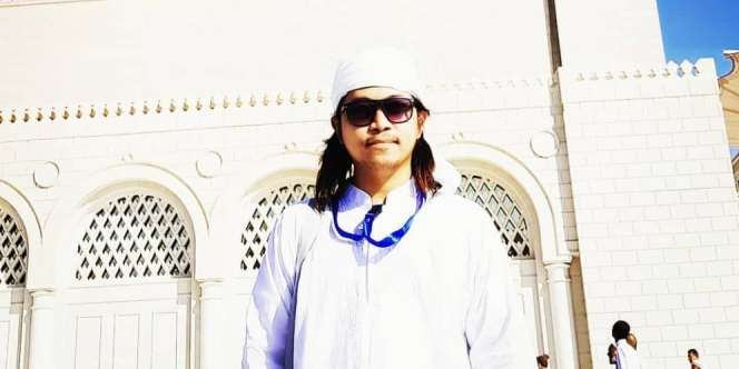 5 Potret Penampilan Terbaru Iman Vokalis J-Rock usai Hijrah