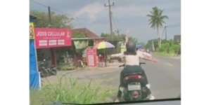 Aksi Pria Taklukkan Hati Pacar yang Ngambek Langsung Bikin Baper