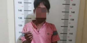 Dikira Prank, Perampok Bersarung Rampas Gelang Rp26 Juta Milik Emak-Emak