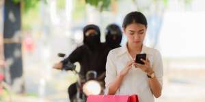 Kena Beda 'Stalking' dan Kepo, Kamu Termasuk Tipe Mana?