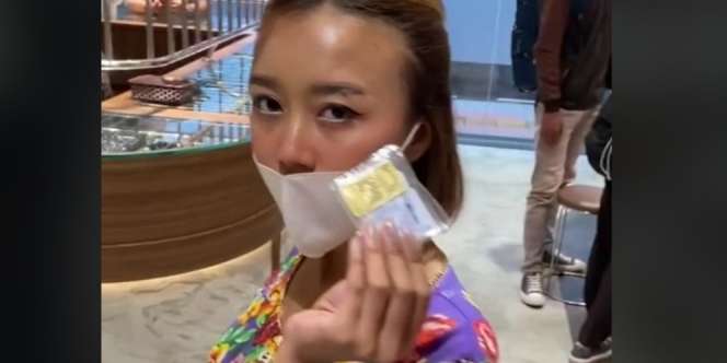 Pakai Daster, Wanita Ini Beli Emas & Bawa Uang Puluhan Juta di Kresek Hitam