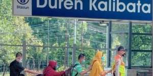Foto Viral Satpam Tuntun 4 Tunanetra di Stasiun: `Masih Banyak Orang Baik` 