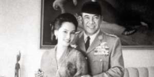 5 Gaya Stylish Ratna Sari Dewi Soekarno Saat Masih Muda