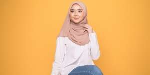Ide Paduan Atasan Putih Buat Si Pemilik Postur Badan Jam Pasir