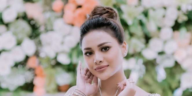 Tampil Berhijab, Aurel Hermansyah Tetap Pakai Dress Tanpa Lengan