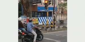 Kocak! Lampu Merah Nge-prank Pemotor, Polantas pun Bisa Kena Tilang Jika Begini