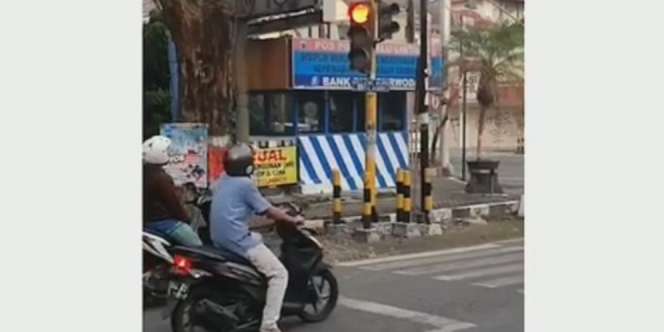 Kocak! Lampu Merah Nge-prank Pemotor, Polantas pun Bisa Kena Tilang Jika Begini
