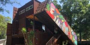 Desain Unik Rumah Kontainer Bernuansa Artsy