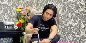 Ubah Gaya Rambut, Charly Eks ST12 Manglingin Banget!