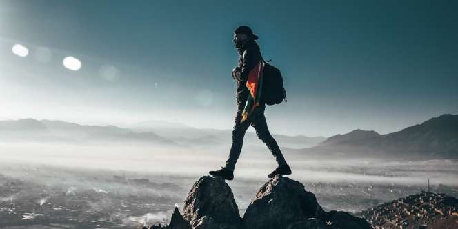 Tantang Nyali, Pria Ini Lewati Jalur 'Shiratal Mustaqim' di Gunung Raung