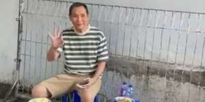 Bukan Kuliner Mewah, Para Miliarder Ini Nikmat Makan Jajanan Pinggir Jalan