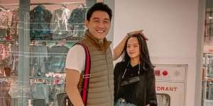 Momen Kedekatan Seleb dengan Anak Sambung, Wajahnya Mirip!