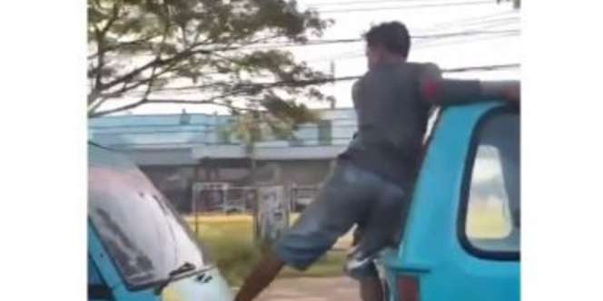 Viral, Cara Nyetut Angkot Mogok Ini Epik Banget!
