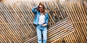 Bikin Nyaman,  Overized Denim Kini Jadi Tren