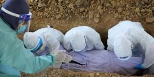 Relawan Malaysia Kewalahan Kuburkan Jenazah Covid-19