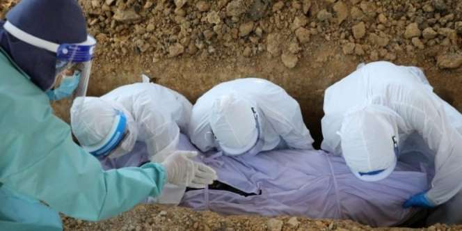 Relawan Malaysia Kewalahan Kuburkan Jenazah Covid-19