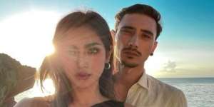 Jessica Iskandar Pose Menggoda Bareng Pacar Orang, Salfok ke Kacing Bajunya
